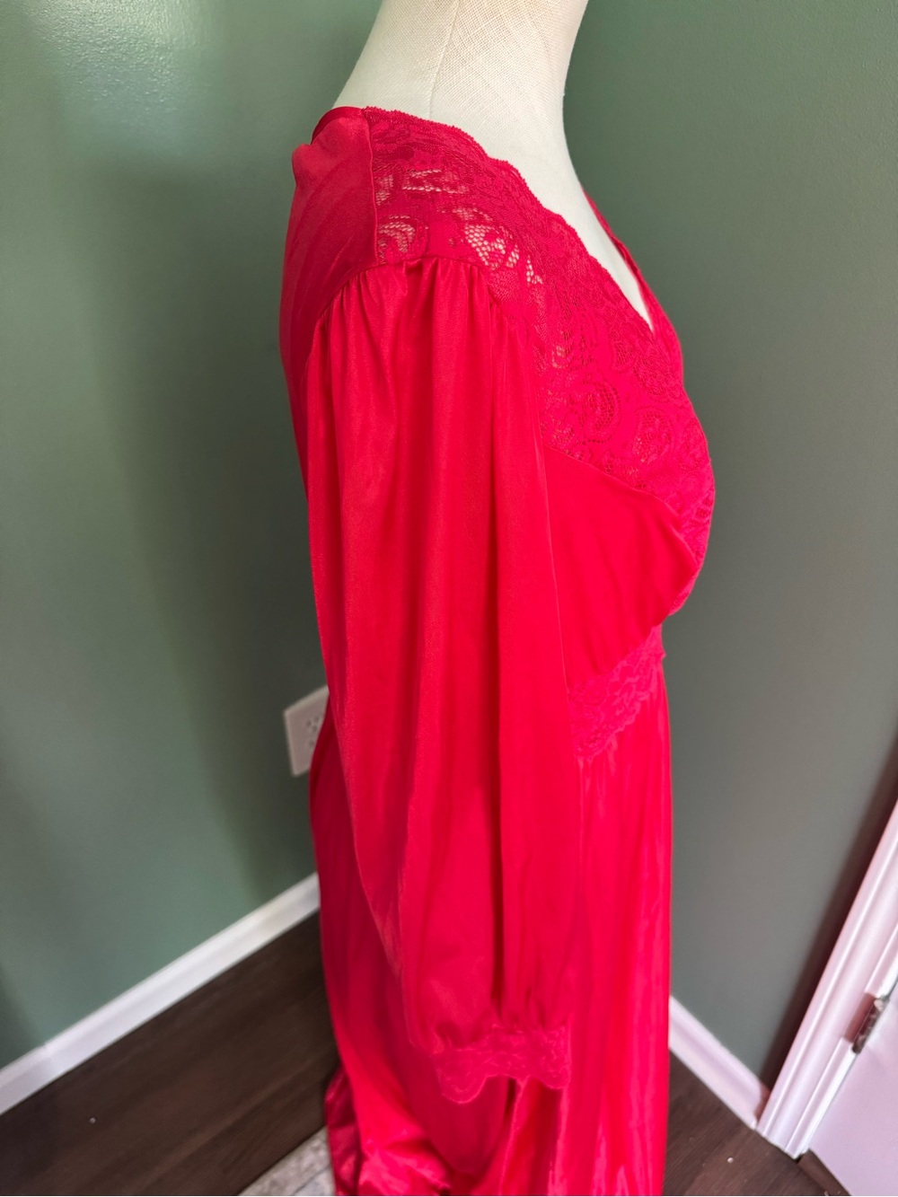 Red Vintage Nightgown & Robe set - Picture 8 of 12